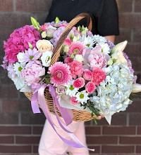 Цветочная композиция из Розы, Хризантемы, Пионы и Лизиантусы в корзине в Ухолово