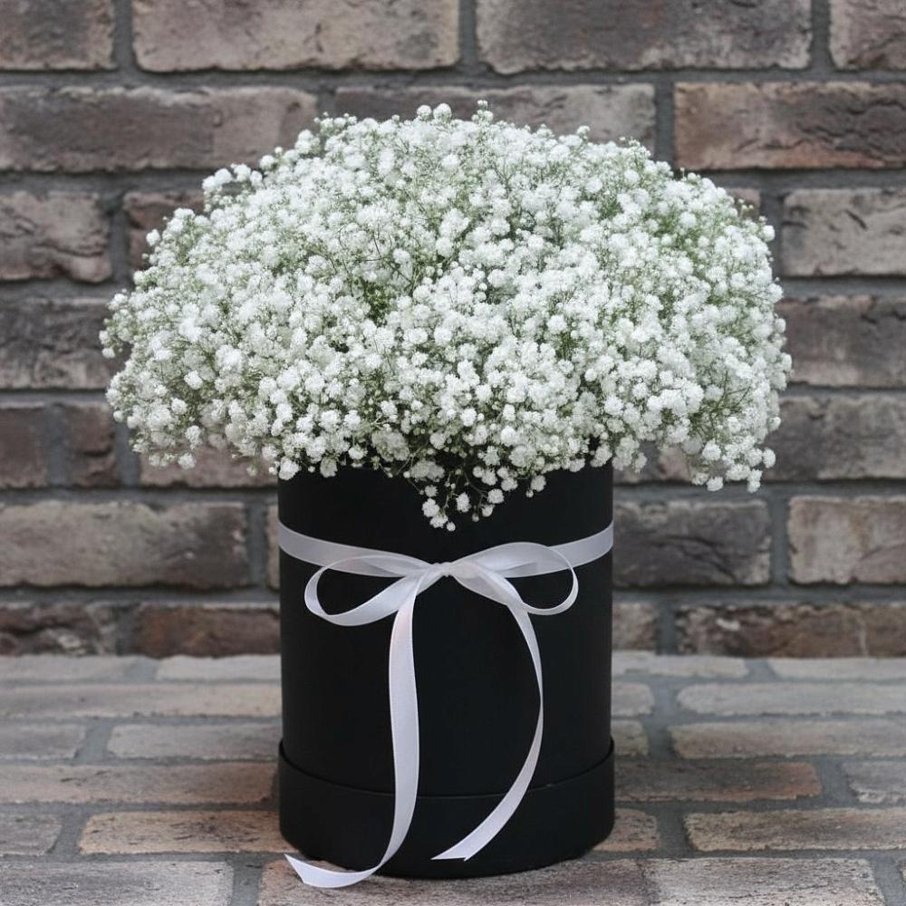 Цветочная композиция из Гипсофила в шляпной коробке в Ухолово