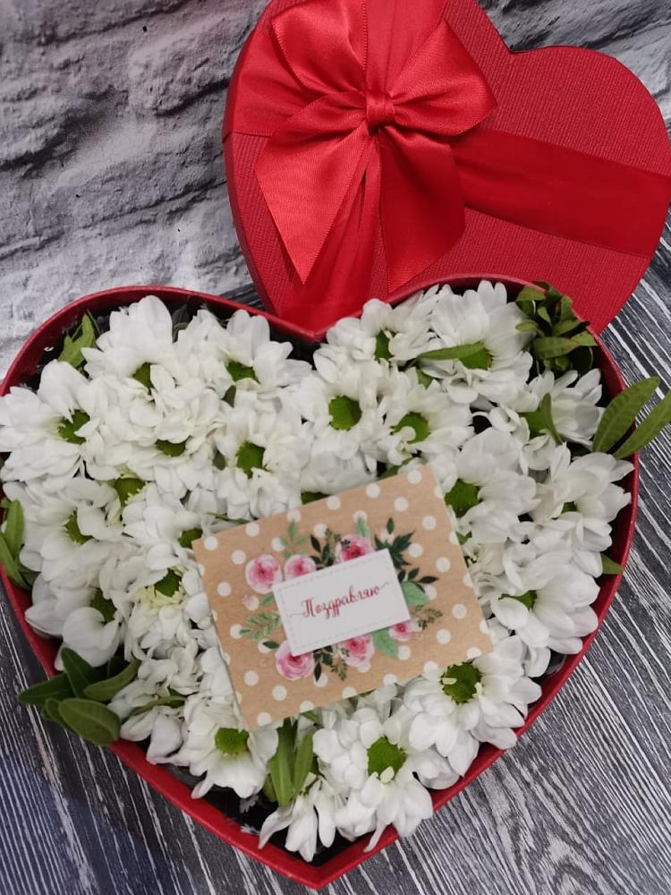 Цветочная композиция из Хризантемы в виде сердца в Ухолово